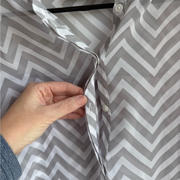 a.n.a Gray and White Chevron Sheer top. Sz Large - Picture 3 of 6